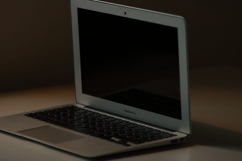 Een zilveren MacBook — algemeen sfeerbeeld