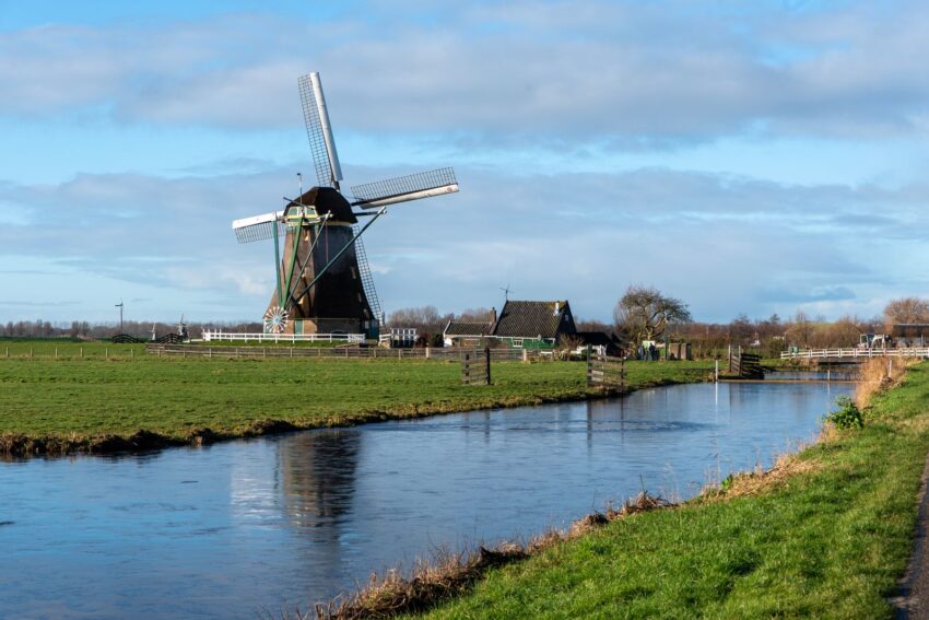 Nederlandse molen aan een watergang — echt landschapsbeeld